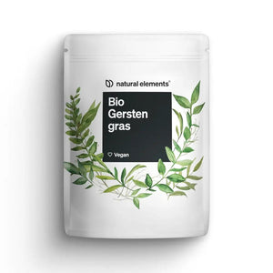Der weiße Beutel mit der Aufschrift „Bio Gerstengras Pulver“ im Blumendesign ziert das Logo von „NATURAL ELEMENTS“. Dieses vegane Produkt ist für seine vielfältigen Nährstoffe bekannt und enthält viele Antioxidantien, die einen gesünderen Lebensstil unterstützen.